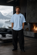 T-shirt Silent Horizon Ciel porté de face devant un chalet