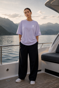 T-shirt Silent Horizon Lila porté de face devant un yacht