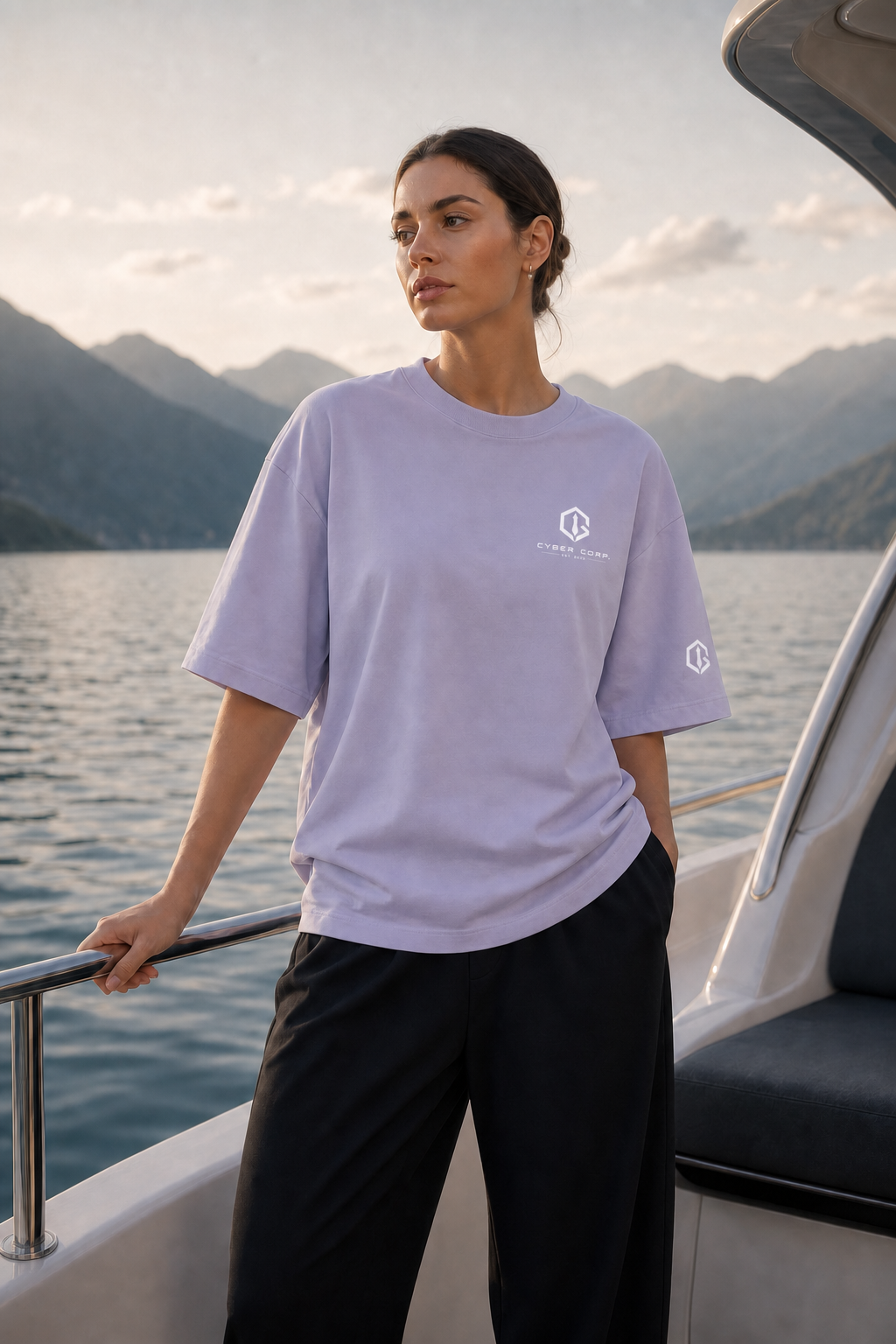 T-shirt Silent Horizon Lila porté de trois quarts devant un yacht