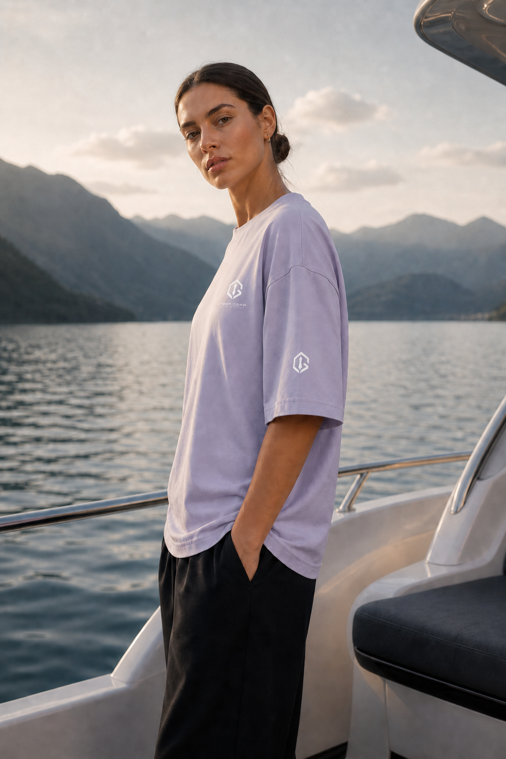 T-shirt Silent Horizon Lila porté de profil gauche