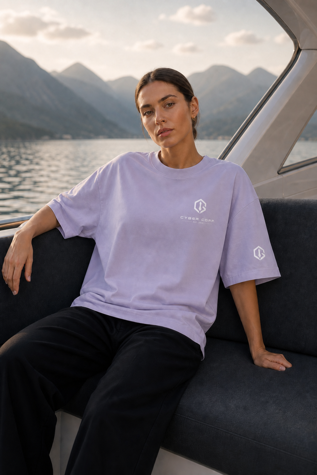 T-shirt Silent Horizon Lila porté assis sur une terrasse