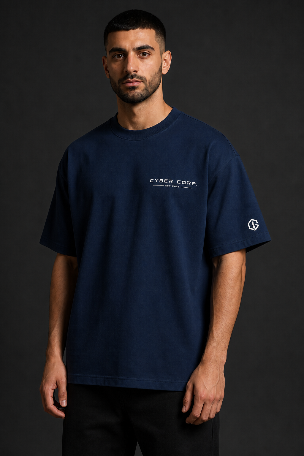 Détail poitrine et manche du t-shirt Essential Tee Navy