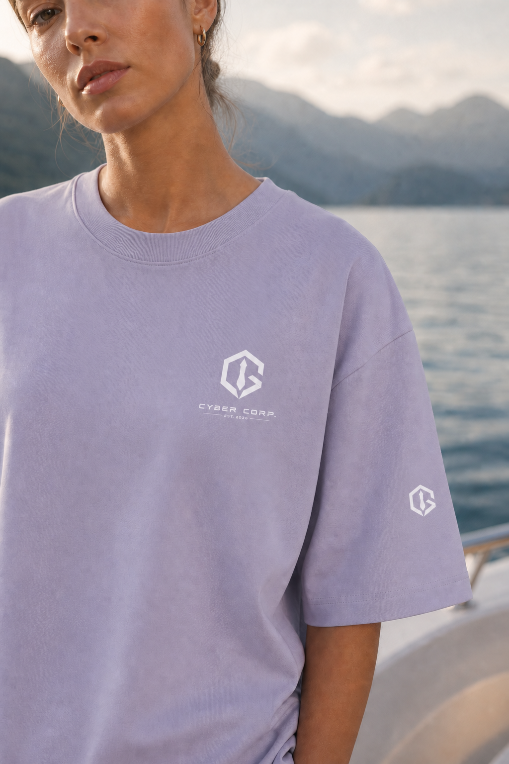 Détail poitrine et manche du t-shirt Silent Horizon Lila